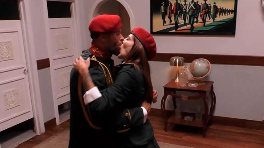 Así fue el momento en que Fabio Agostini y Fer Figueroa se encerraron en la oficina de la comandante a tener un íntimo encuentro