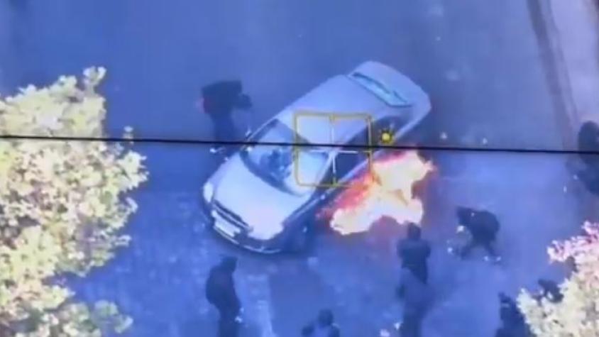  Encapuchados lanzan bomba molotov contra auto durante movilización del Día del Trabajador