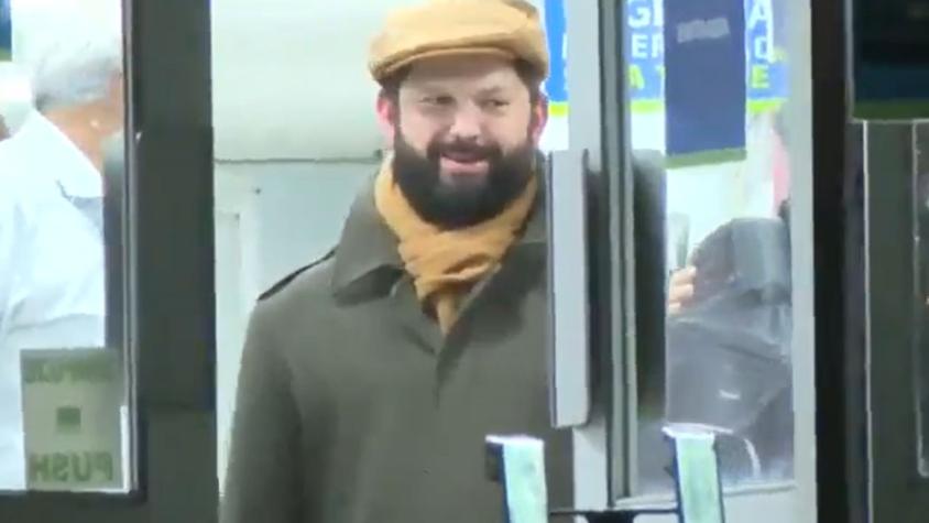 Revisa el video: Así fue la llegada del Presidente Gabriel Boric y su pareja al hospital