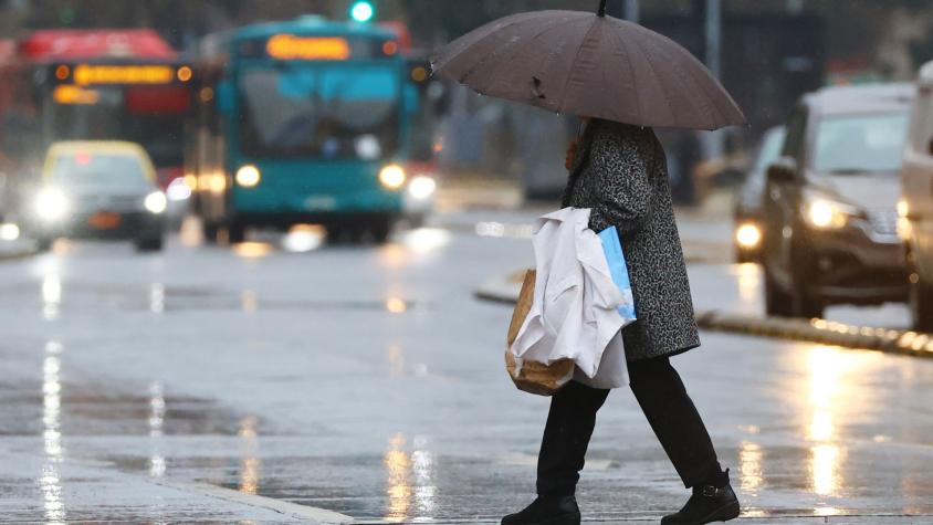 Llega el "tren" de sistemas frontales: Michelle Adam pronostica la cantidad de lluvia que caerá por día en Santiago