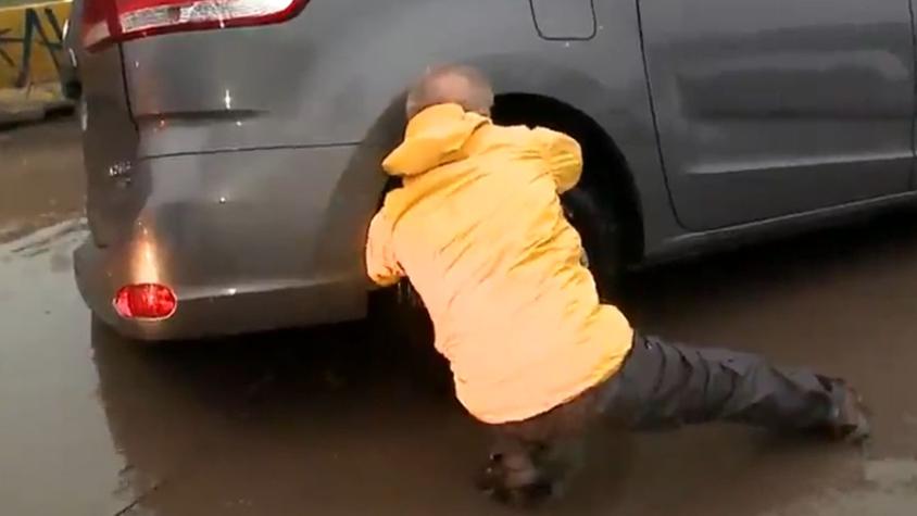 Se llenó de aplausos: Hombre realizó noble gesto con conductor atrapado por fuertes lluvias en Maipú