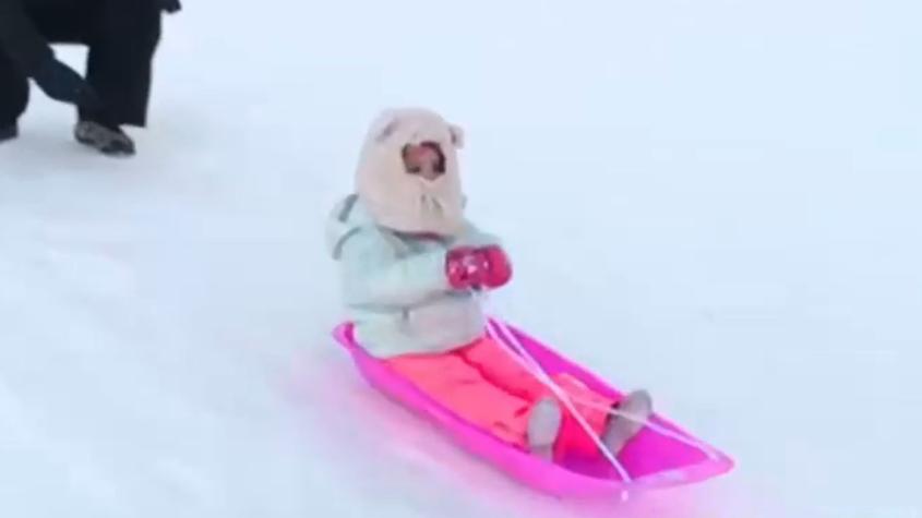 Enamoró al equipo de Tu Día: Niña de tres años disfrutó su primera vez en la nieve
