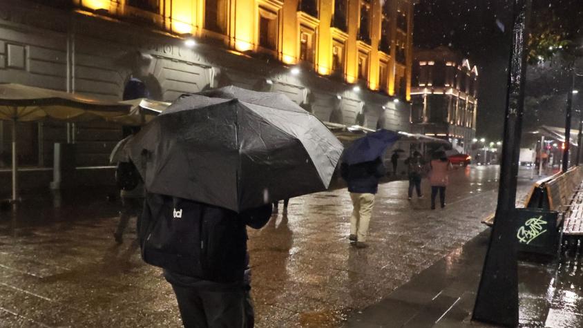 Precipitación intensa en Santiago: A qué hora disminuirá la fuerza de la lluvia