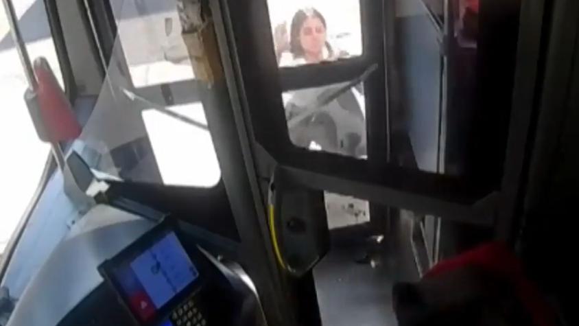 Tiktoker fue arrastrada por una micro y chofer se enojó: "Si no me moría, iba a quedar destruida"