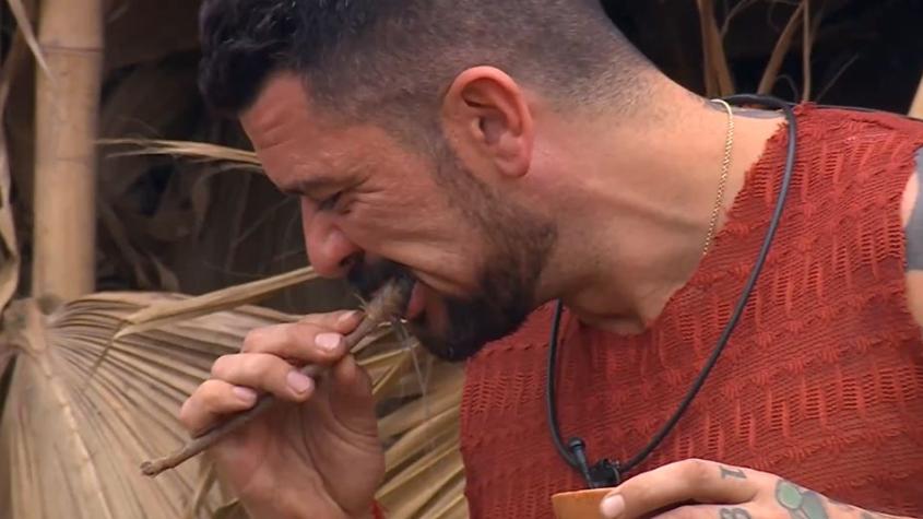 No tienen cepillos ni pasta: Este es el ingenioso método que utilizan los participantes del Pasado para lavarse los dientes