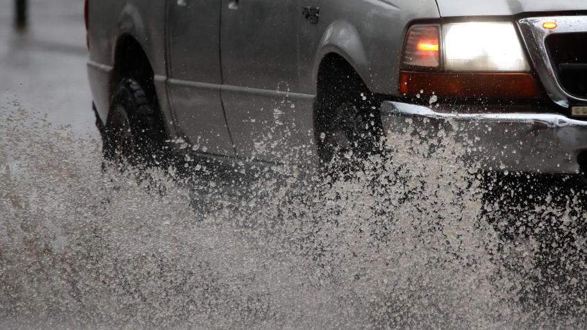 Mantén mayor distancia con otros vehículos: Las recomendaciones que entrega el Gobierno para conducir bajo la lluvia