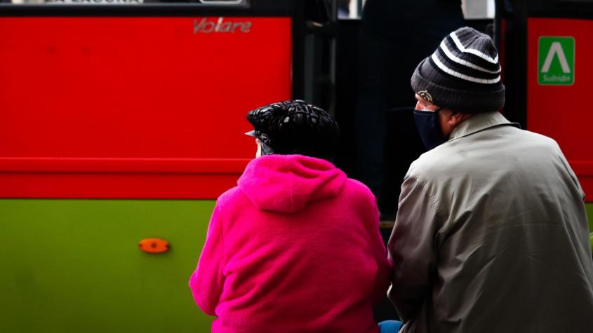 Adultos mayores pagan la mitad en el transporte público: cómo obtener el descuento y dónde usarlo