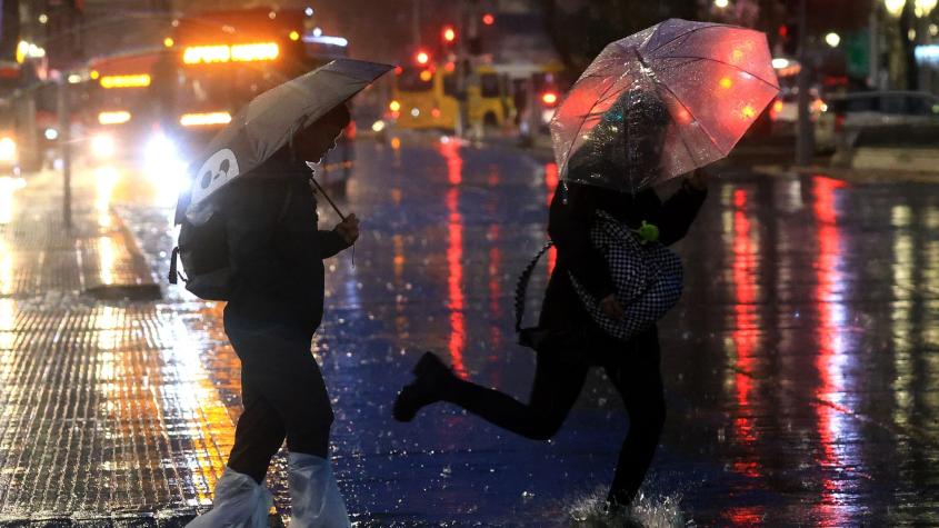 Michelle Adam despeja dudas sobre la llegada del sistema frontal en la Región Metropolitana