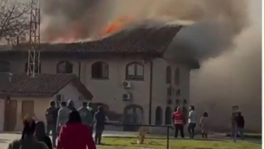 Incendio destruyó icónico edificio municipal de Peñalolén: segundo piso quedó con pérdida total