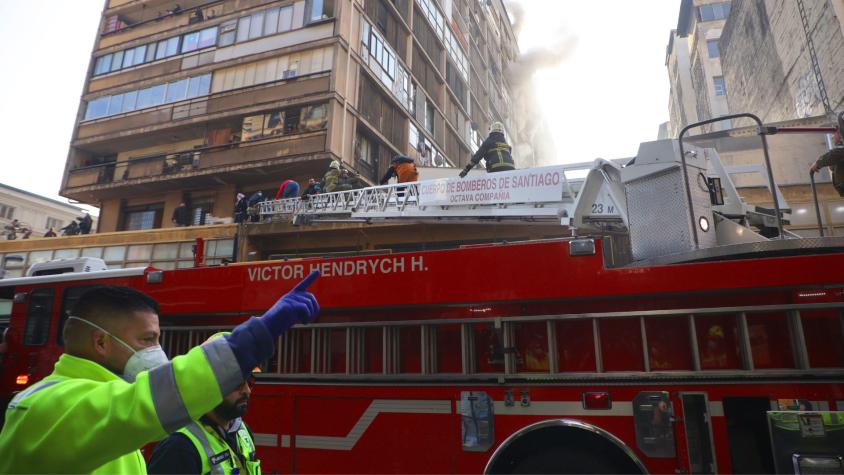 Incendio en Santiago Centro: el inesperado objeto que ha dificultado el trabajo de Bomberos