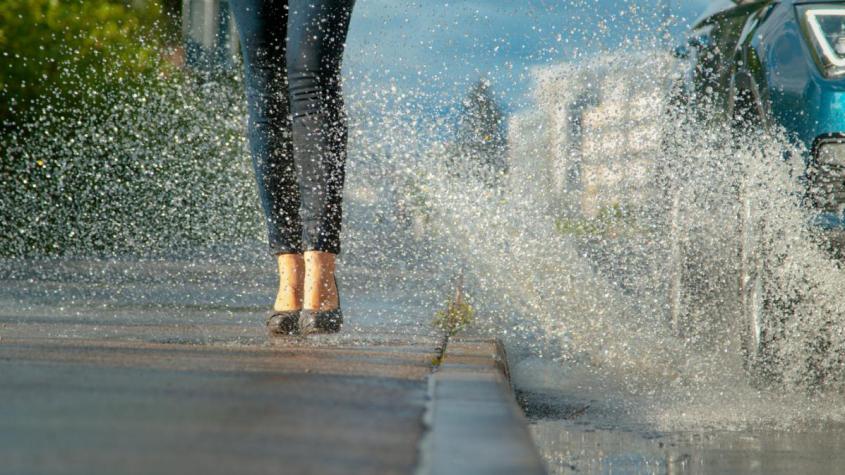 ¡Ojo, conductores! Multas por salpicar a peatones en días de lluvia pueden llegar hasta los $68.000 pesos