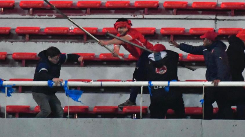 Hincha de la U fue dado de alta en Argentina y al llegar a Chile fue hospitalizado: tenía graves lesiones en el cráneo