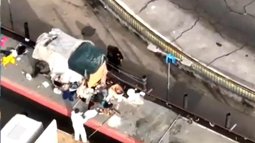 Hombre se escondió en bolsa de basura para evitar desalojo de ruco instalado en paradero de micro de Santiago