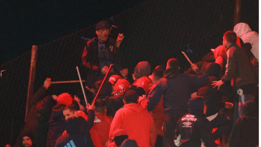 Habla segundo hincha de U. de Chile que habría sido lanzado desde gradas de estadio de Independiente: "Cuando caí al suelo..."