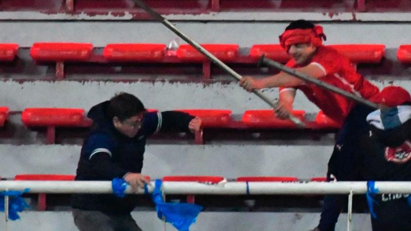 Quién es Pablo Mora, el joven fanático de U de Chile que quedó inconsciente en linchamiento de barristas de Independiente