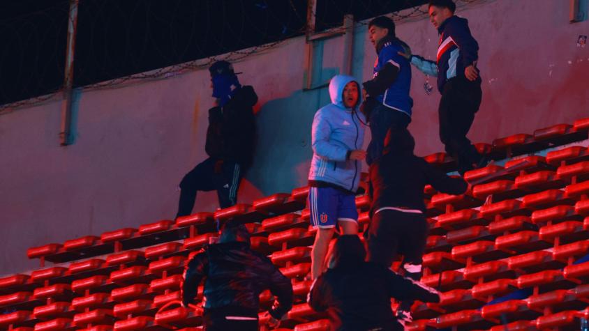 Entregan importante información sobre el hincha de U. de Chile que cayó desde galería de estadio de Independiente