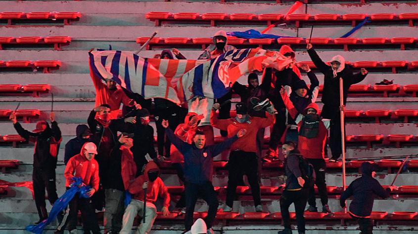 Las brutales imágenes que dejó el linchamiento a barristas de U. de Chile a manos de hinchas de Independiente