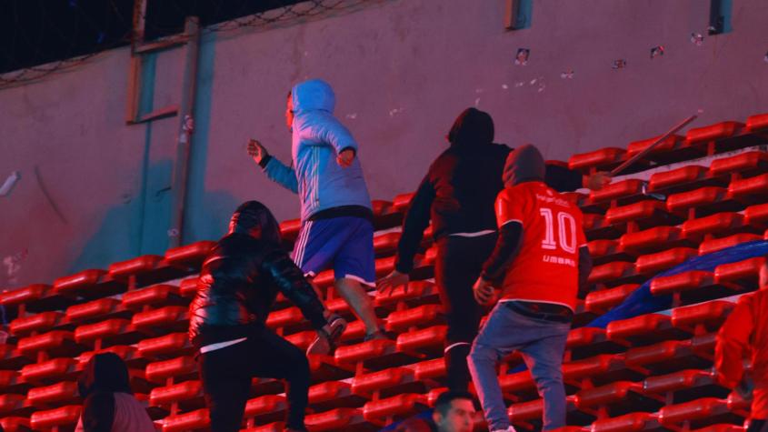 Hincha de U. de Chile que fue lanzado en estadio de Independiente habla por primera vez tras ser operado: "Gracias por las oraciones"