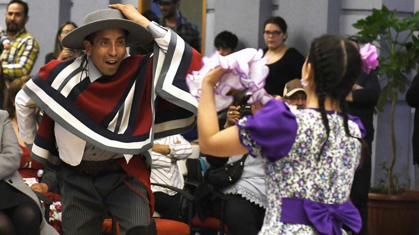 Aprende a bailar cueca: plataforma ofrece clases online y presenciales para que te luzcas en Fiestas Patrias