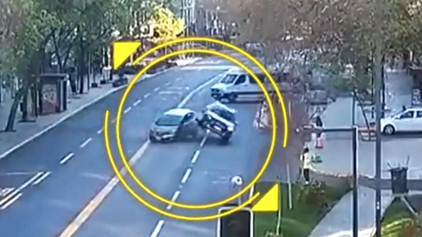 El video del cinematográfico choque en Providencia que casi impacta a trabajador municipal