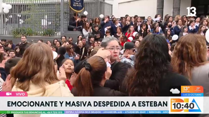 "Así se escucha el dolor": La emotiva despedida de Esteban Hermosilla fuera de su colegio en Recoleta
