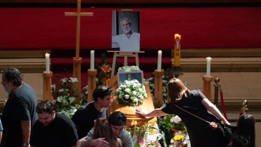 Así fue la emocionante salida del féretro de Héctor Noguera: hijos y actores lo cargaron entre aplausos
