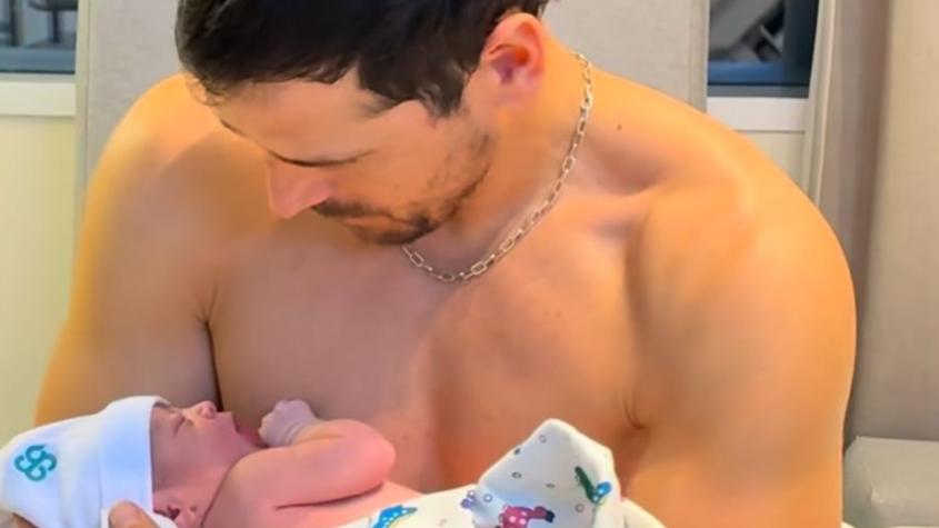 Pangal Andrade confiesa por qué estaba sin polera en las primeras fotos con su hija