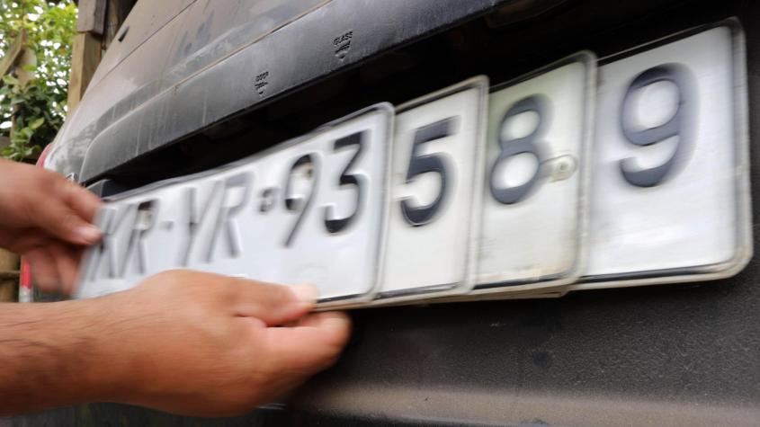 ¡Adiós al formato actual! Así serán las nuevas patentes en Chile: 5 letras para autos y 4 para motos