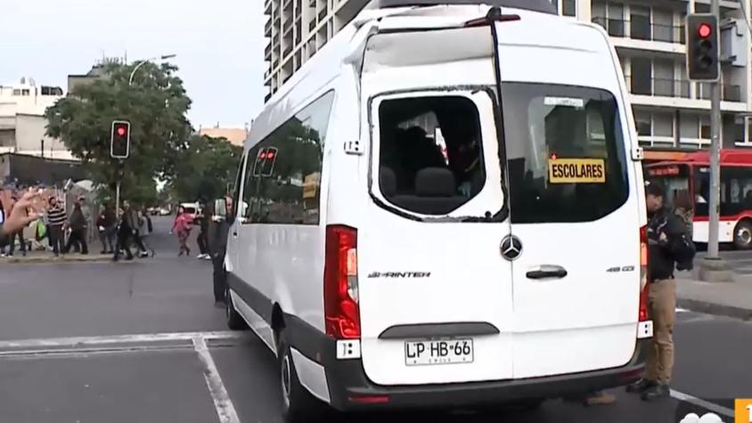 Choque entre furgón escolar y bus RED deja tres menores heridos en pleno centro de Santiago