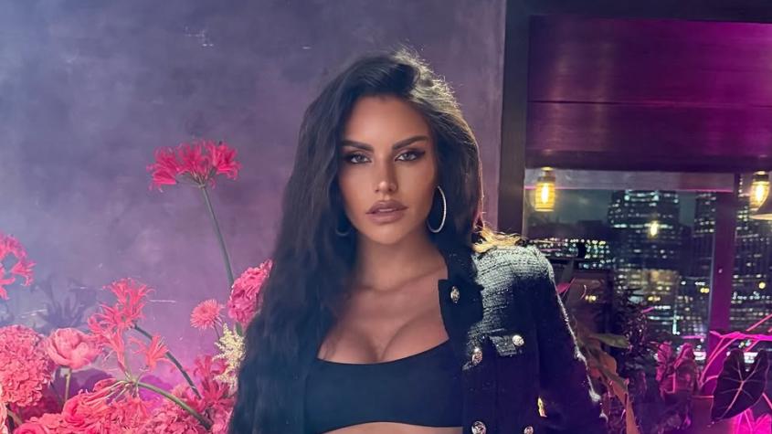 Con un traje escotado y elegante: Emilia Dides presume look de ensueño en la alfombra rosada de Victoria’s Secret