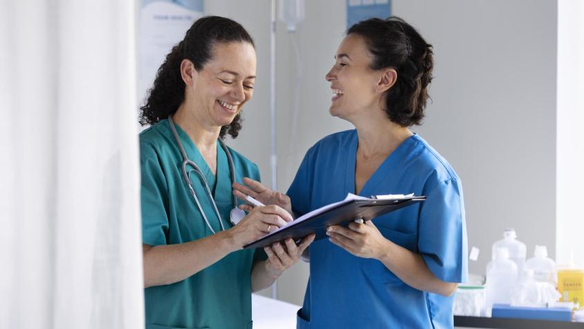 ¿Pasajes a Berlín? Buscan enfermeras chilenas para trabajar en Alemania: sueldos desde $3 millones de pesos