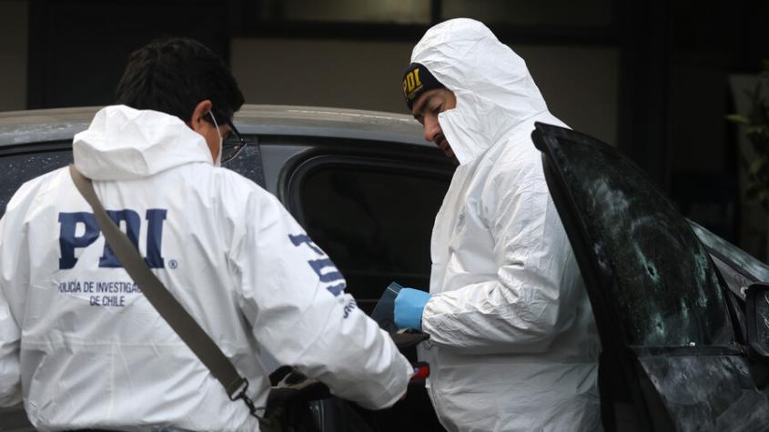 Enigma policial en Paine: hallan cadáver al interior de un auto con una pistola cargada