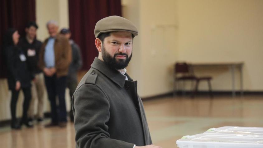 Con su hija Violeta en brazos: la última votación de Gabriel Boric en Punta Arenas