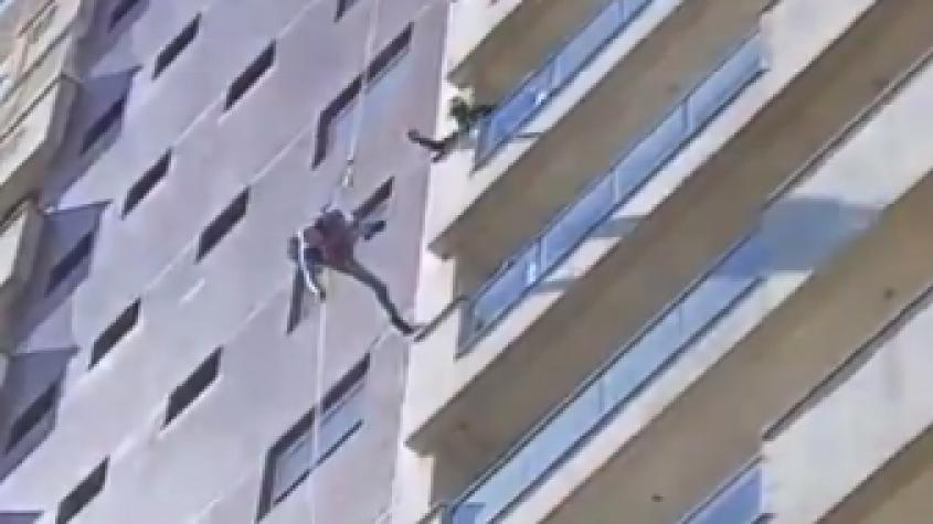 Trabajador queda colgando del noveno piso tras desmayarse: reparaba fachada de edificio