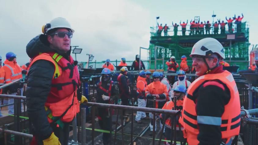 Pancho Saavedra subió más de 200 metros sobre el nivel del mar, para conocer las instalaciones del puente Chacao