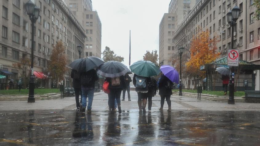 Fuertes vientos y tormentas eléctricas: A qué hora comienza la lluvia en Santiago este jueves