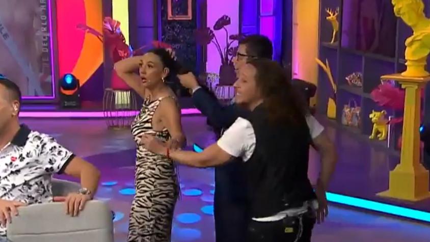 "El Colombiano" le saca extensiones de pelo a Pamela Díaz: "La Fiera" escapó del estudio