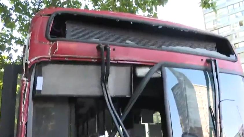 Chofer perdió el control de bus RED por insólito motivo en Providencia: chocó contra kiosco, poste y un semáforo