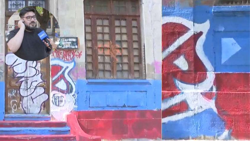 Hinchas de la U vandalizan barrio histórico de Santiago: "Esto es Monumento Nacional"