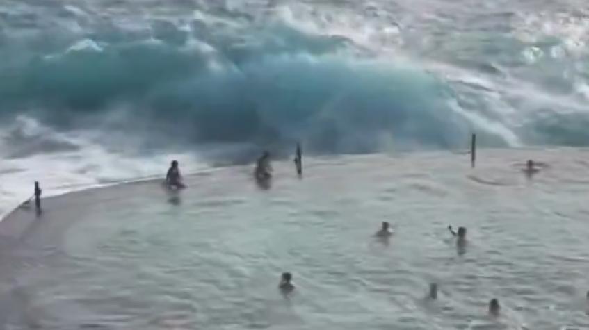 Captan ola gigante que mató a cuatro turistas que estaban en una piscina natural