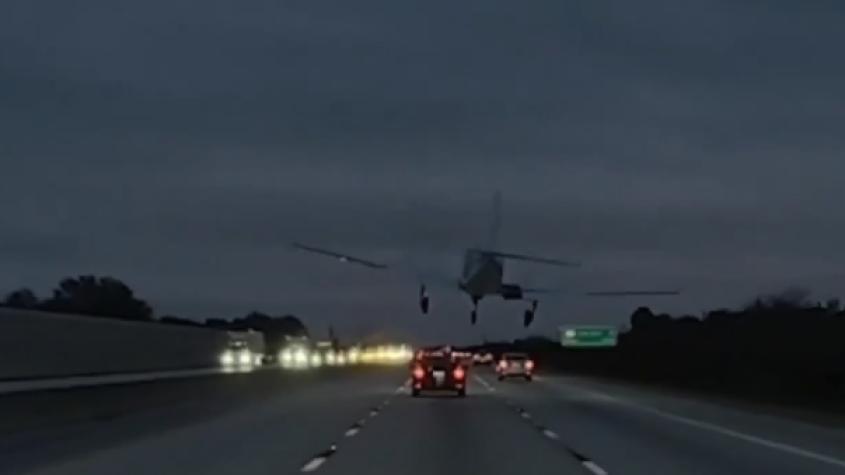 Captan a avioneta que cae sobre un auto en plena autopista y deja herida a conductora