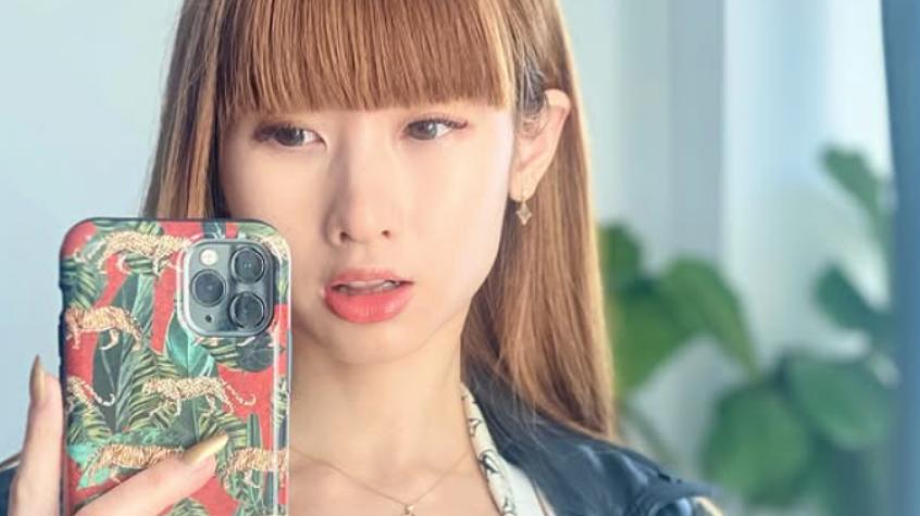 Influencer que viste de Prada es buscada por la policía por hacer "perro muerto" en restaurantes de lujo