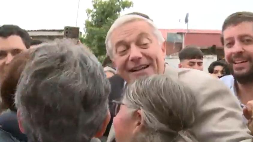 Con golpes, empujones y abrazos: la llegada de José Antonio Kast a local de votación