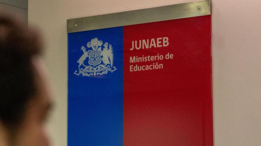 Casi 800 millones por retirar: Revisa con tu RUT si tienes pagos por cobrar de becas Junaeb