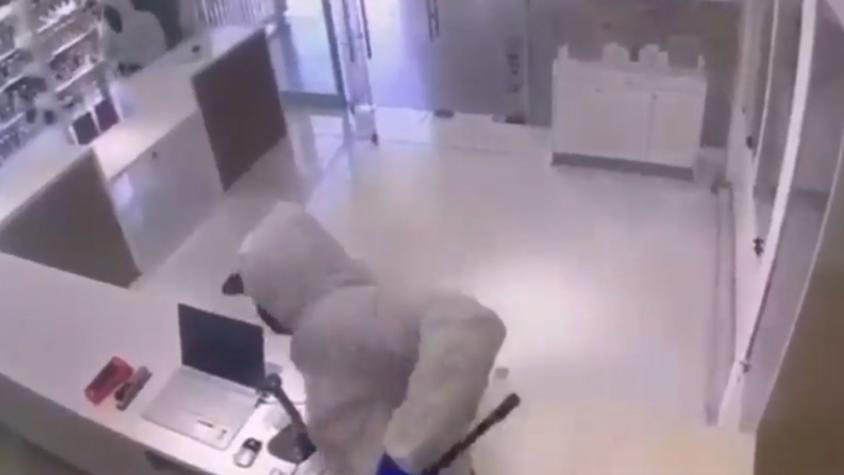 Sujetos vestidos con overoles protagonizan violento asalto en mall de Maipú: realizaron disparos y apuntaron a clientes