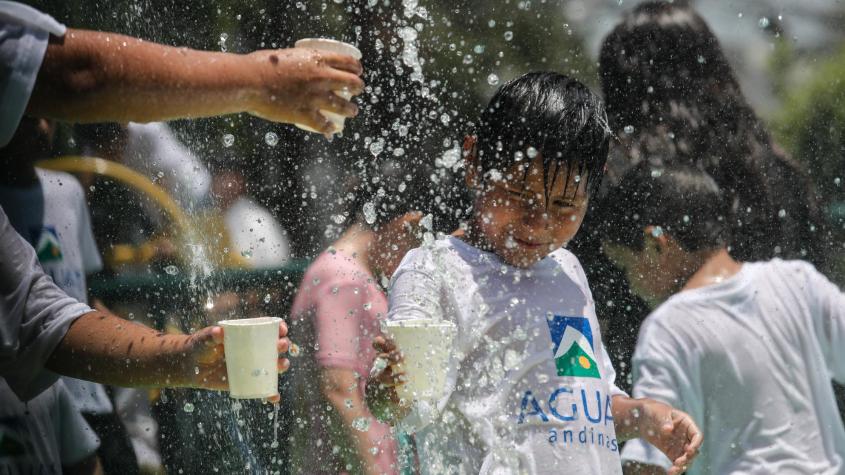 Abren 46 plazas de agua en la RM para capear el calor: Revisa en qué comunas y a qué hora funcionan