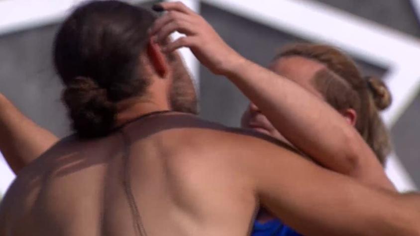 Princeso y Mario Ortega sorprendieron dándose un apasionado beso en Mundos Opuestos