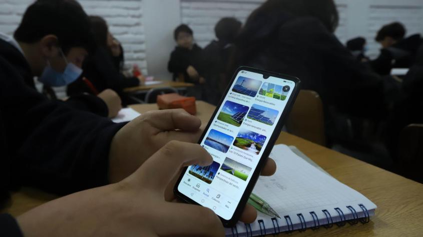 Proyecto que regula y prohíbe uso del celular en clases será ley: Conoce los plazos y excepciones
