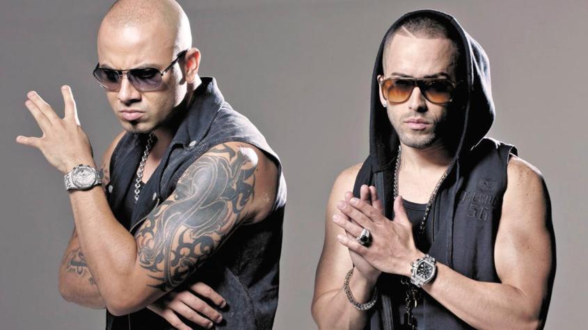 Luce irreconocible: Wisin impacta a seguidores tras aparecer sin sus icónicas gafas en fotos navideñas