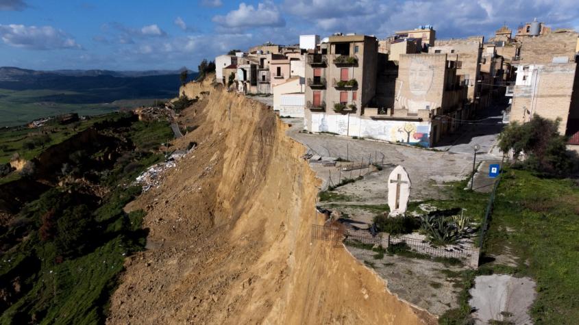 Imágenes de impacto: Masivo deslizamiento de tierra en Sicilia destruye viviendas y genera conmoción